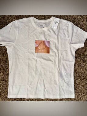 Abercrombie and Fitch Feminine Graphic Tee SMALL